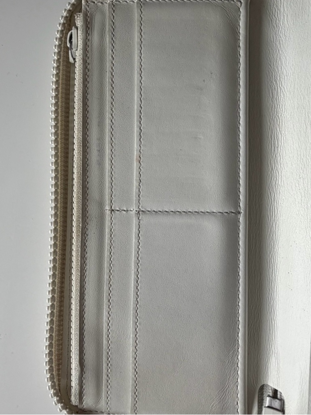 Louis Vuitton LV Friends Zippy Vertical Wallet White Taurillon Runway Unisex - Picture 10 of 15